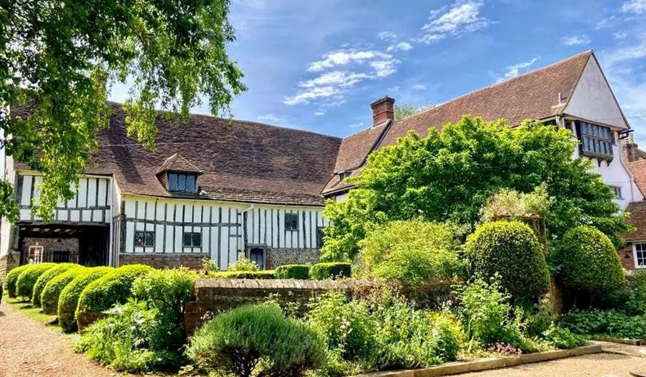 Anne of cleves house with garden in front