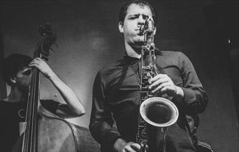 Enrique Thompson (sax) '' with The Neal Richardson Trio