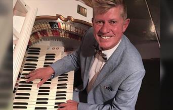 Wurlitzer Organ Concert: Robert Wolfe