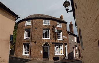 outside entrance to Lewes Arms